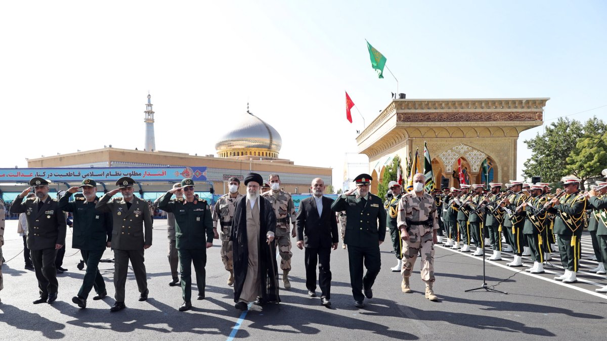 El líder supremo iraní, Ali Jameneí, y comandantes de las Fuerzas Armadas, durante  una visita a la Academia Policial y Militar por una graduación de oficiales, este lunes 3 de octubre.