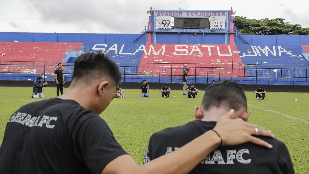 Jugadores y directivos del Arema FC dan el pésame este lunes a las víctimas de los disturbios y la estampida en el campo del estadio Kanjuruhan en Malang, Java Oriental, Indonesia.
