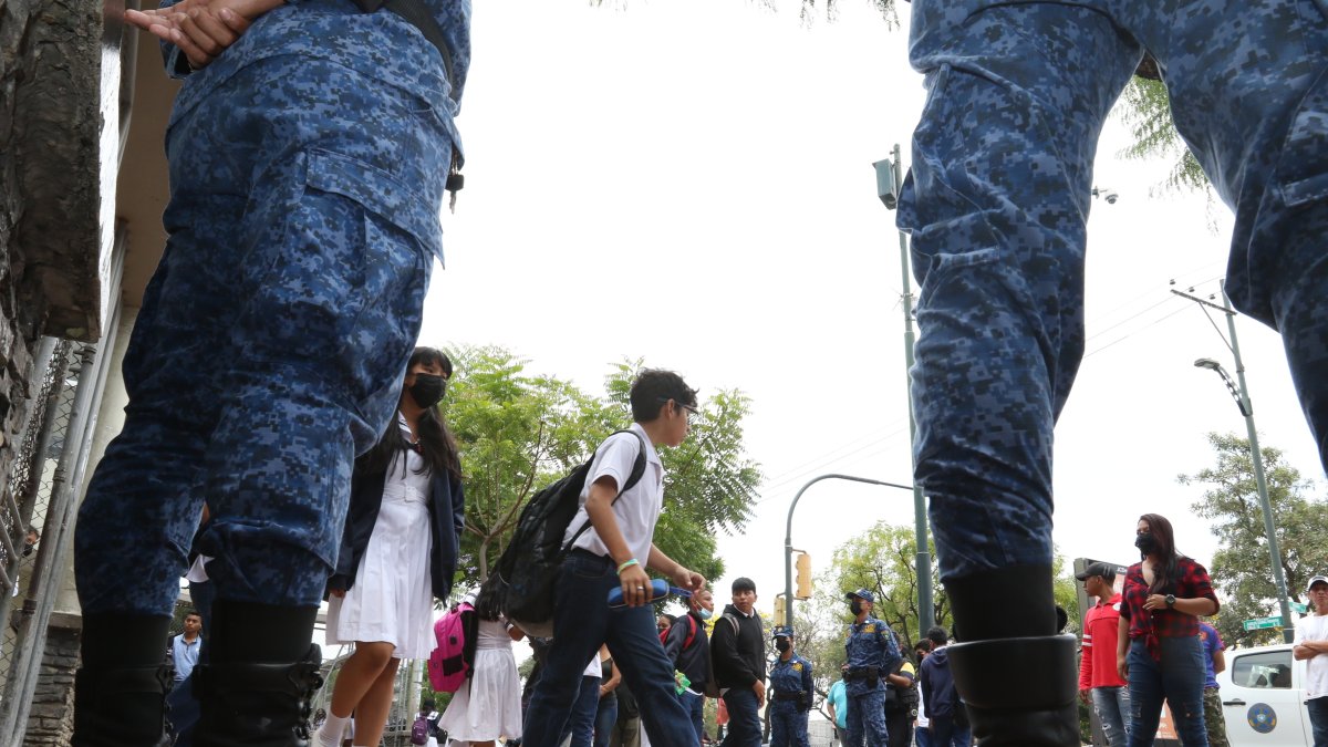 Agentes metropolitanos vigilan en los exteriores de un plantel. 