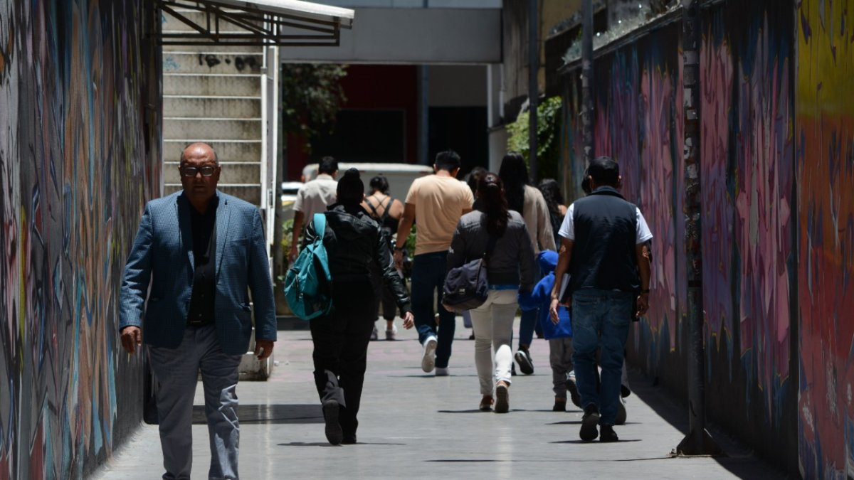 Ajenos. Los usuarios de este camino son propios y extraños al sector. Muchos llegan desde otras barriadas y se dirigen por este paso para llegar temprano a sus trabajos.