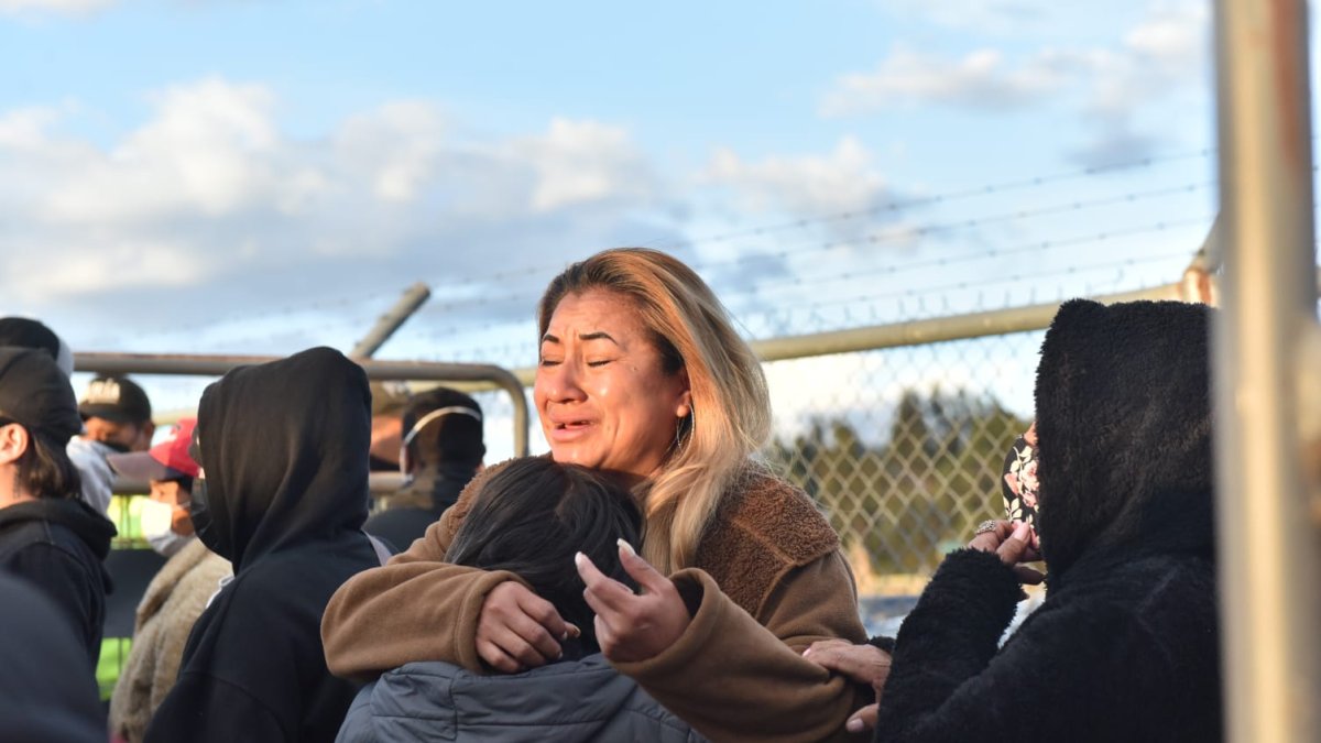 En los exteriores de cárcel de Cotopaxi, familiares de los reos exigen información.