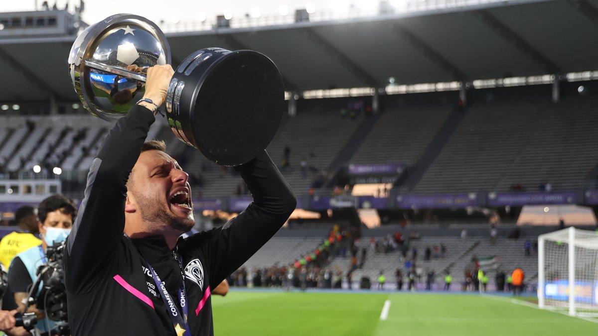 El entrenador Martín Anselmi de Independiente del Valle celebra con el trofeo al ganar la final de la Copa Sudamericana ante Sao Paulo el sábado 1 de octubre.