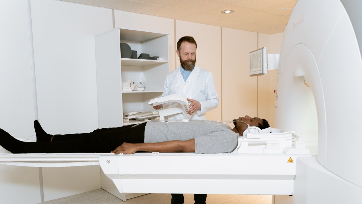 Evaluación. Un paciente se somete a una jornada de escaneo que precisará sus condiciones fisiológicas.