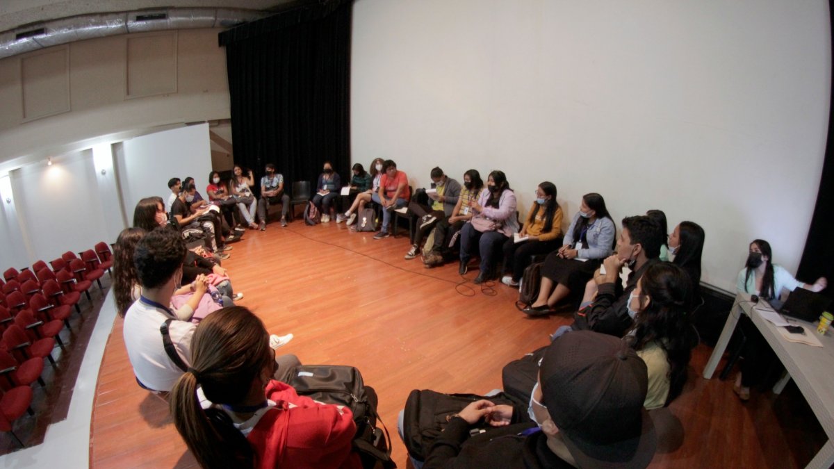 Encuentro. Integrantes de una de las mesas intercambian criterios.