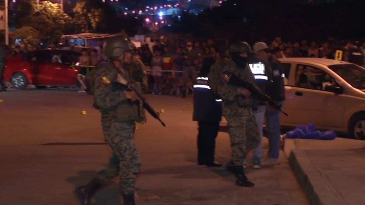 Yaguachi. Una de las motos quemadas. Al fondo, la camioneta.