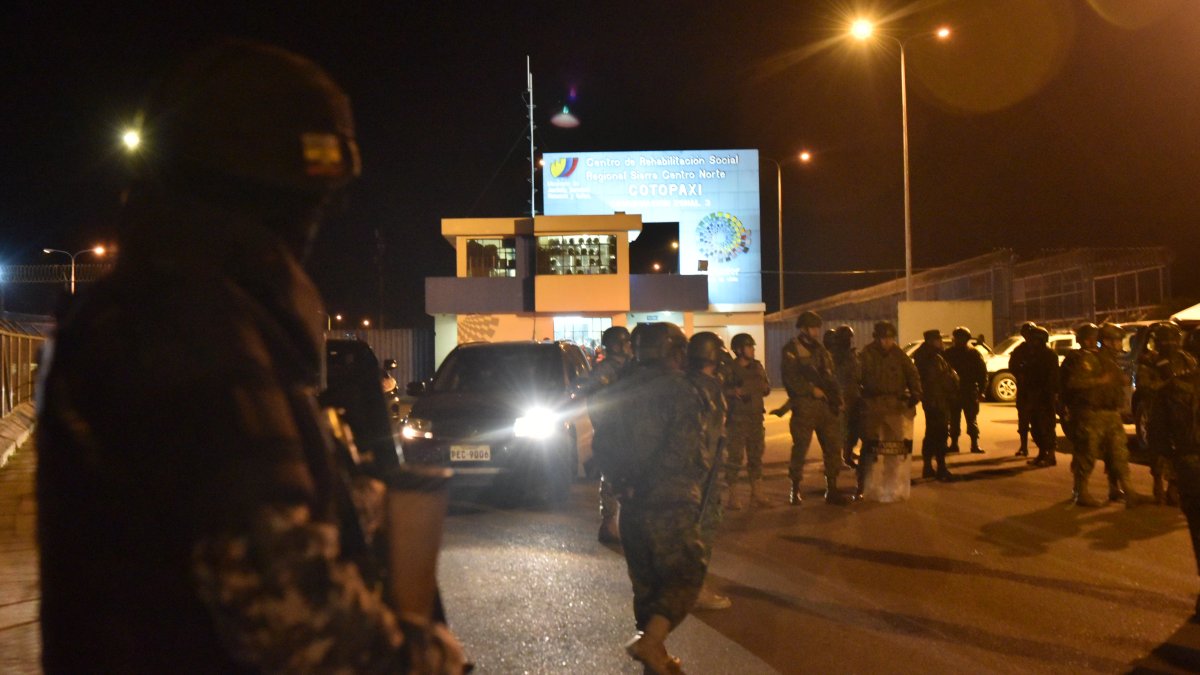 Decenas de uniformados se sumaron al contingente de seguridad que opera en la cárcel de Cotopaxi, para tratar de recobrar el control de los pabellones.