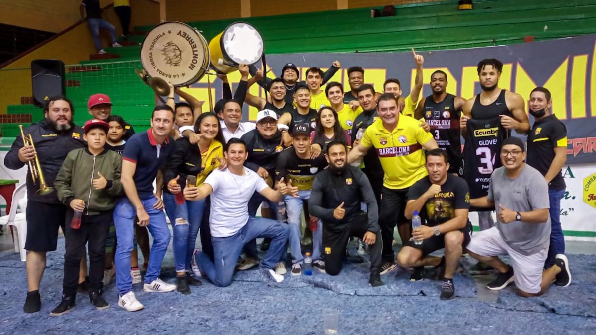 Varios hinchas del cuadro canario acompañaron a Barcelona al cuarto duelo en Santo Domingo y festejaron con los jugadores