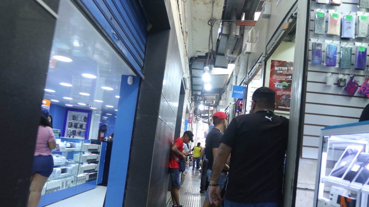 Uno de los callejones del sector conocido como la Bahía, en el centro de Guayaquil. En este sitio se comercializan una gran variedad de artículos legales y otros de dudosa procedencia.