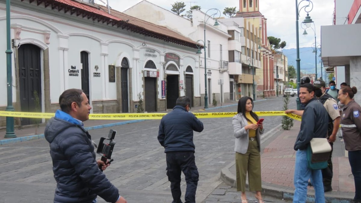 La zona se encuentra acordonada.