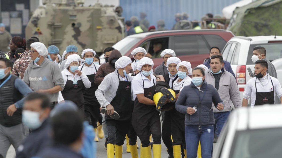 Trabajadores del lugar salen corriendo del de las instalaciones tras escucharse varias detonaciones.