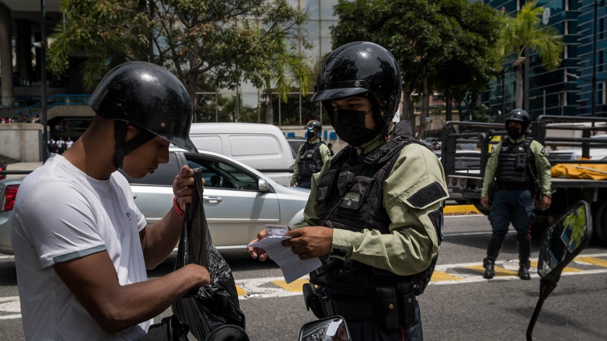 Un oficial de policía participa en un operativo de seguridad en la calle, el 29 de septiembre de 2022, en Caracas (Venezuela).