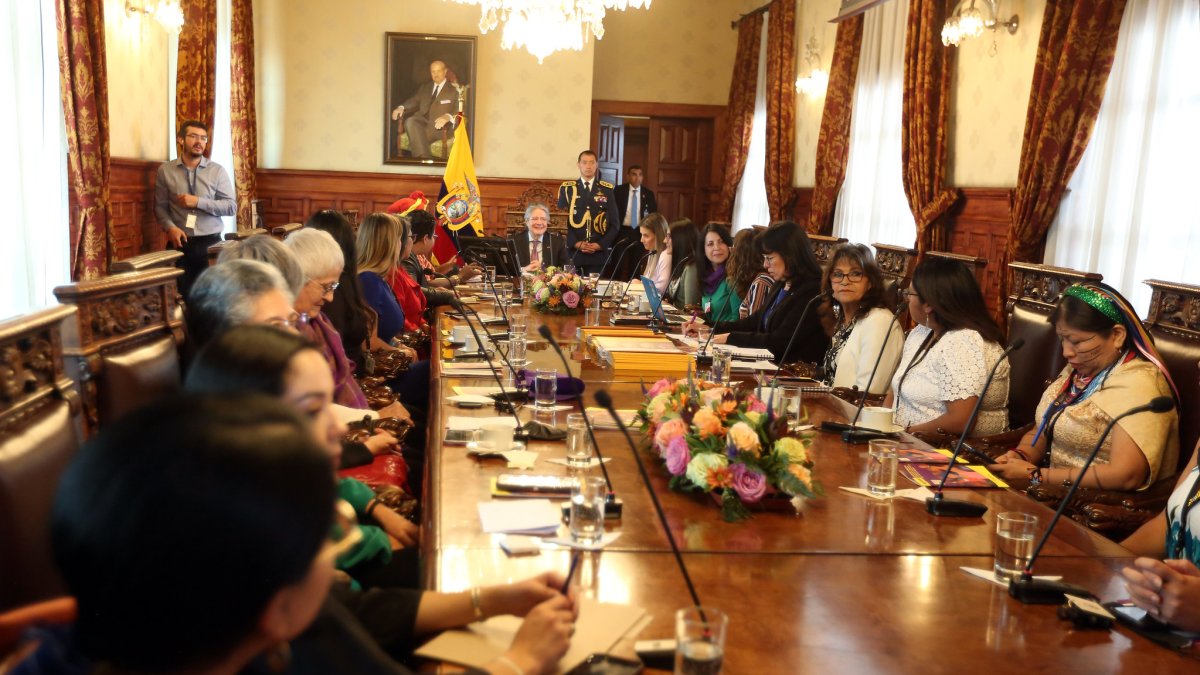 Guillermo Lasso en reunión con mujeres de varias organizaciones sociales.