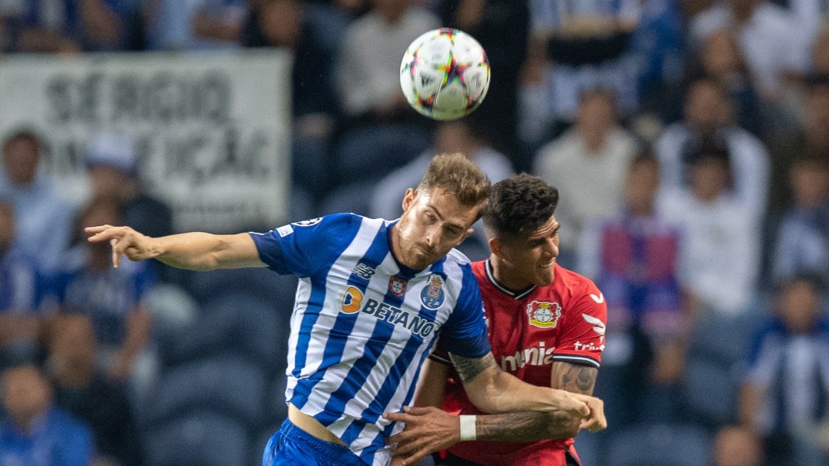 Piero Hincapié (derecha) disputa el balón con el ofensivo Eustáquio, del Porto.