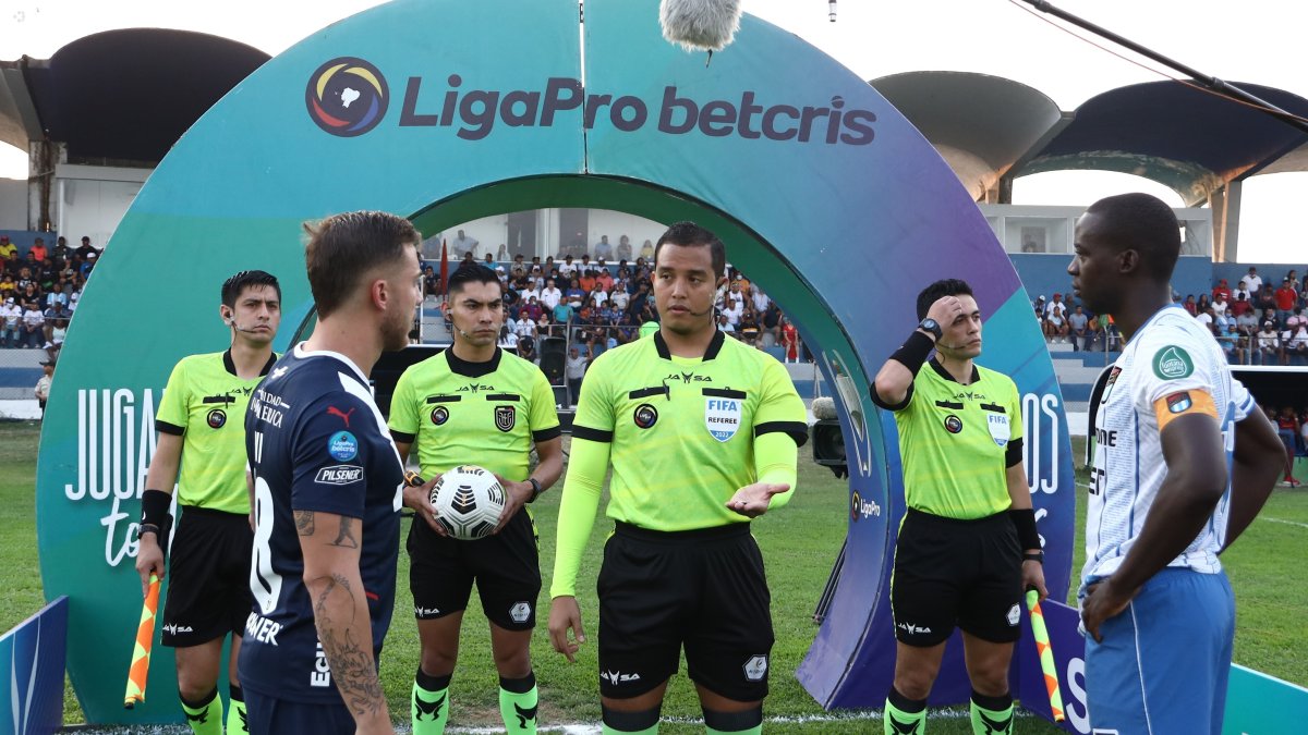 El árbitro central, Marlon Vera, fue señalado por los integrantes de Liga de Quito, debido a su actuación ante 9 de Octubre. Pedirán que no dirija más en el fútbol ecuatoriano.
