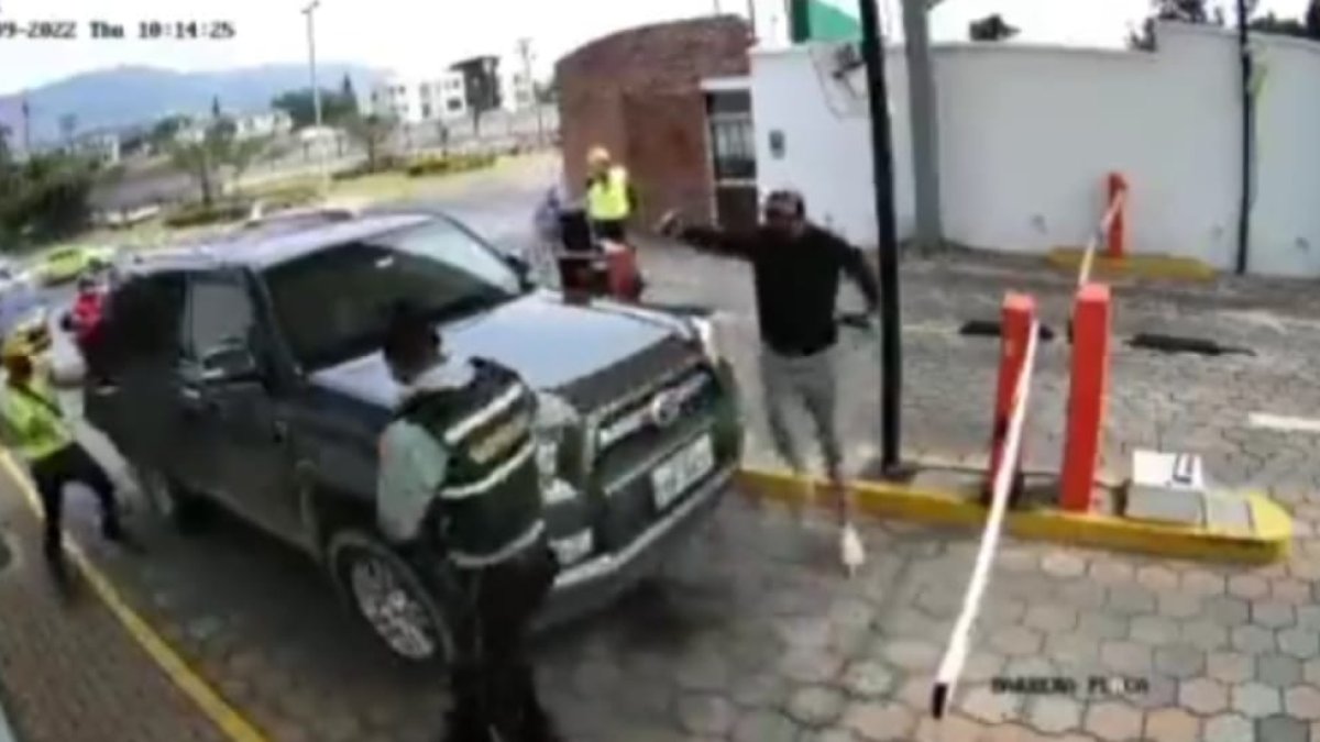 Imágenes. El hecho fue grabado por las cámaras de seguridad de la urbanización.