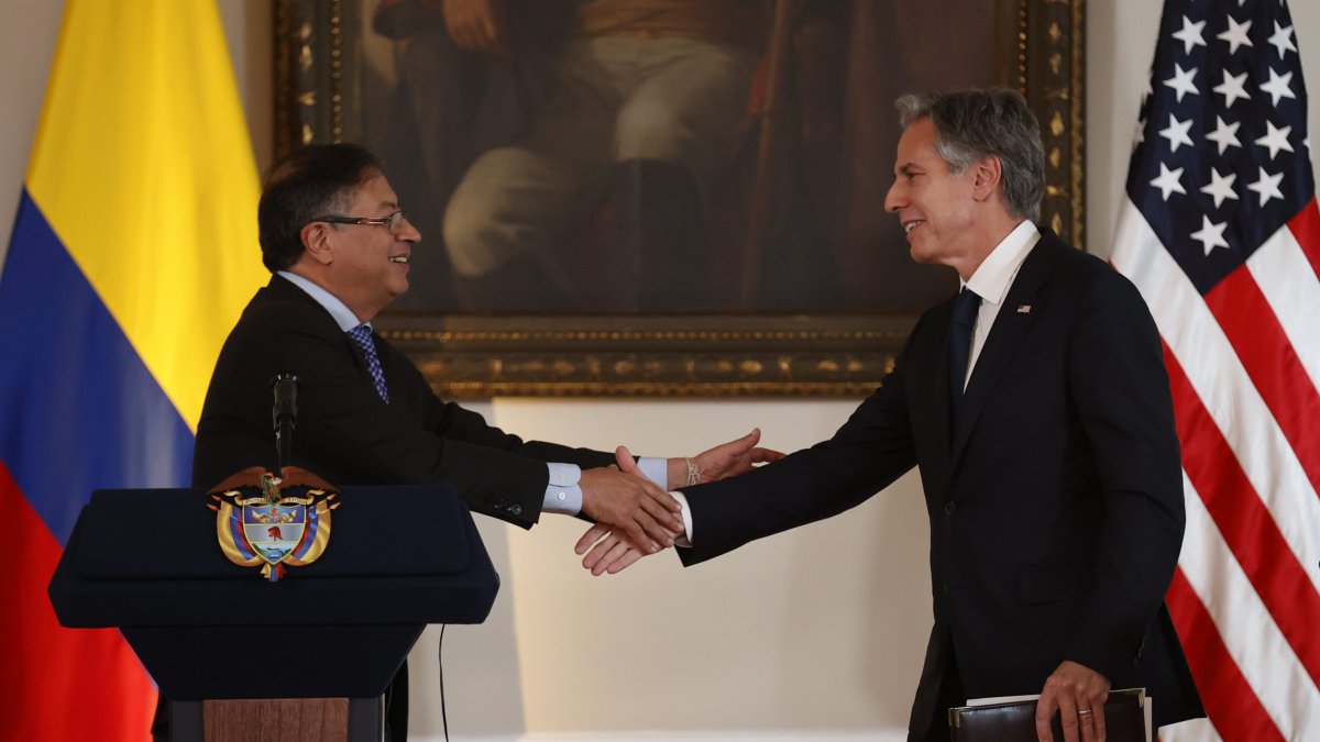 El presidente de Colombia Gustavo Petro (izquierda) saluda al secretario de Estado de Estados Unidos, Antony Blinken (der.), luego de una rueda de prensa en Bogotá.