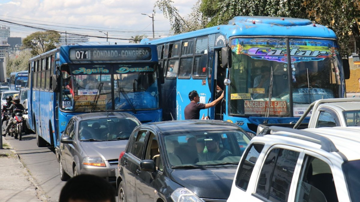 In fraganti. Un bus no alcanzó a cambiarse a su carril y tomó pasajeros en media vía.