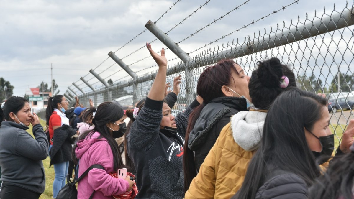 Panorama. Cientos de familiares de los reos de la cárcel de Cotopaxi gritaron sus nombres.