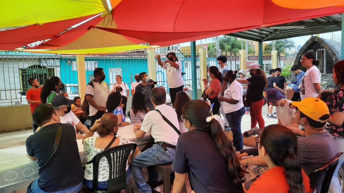 Guayaquil. Niños y padres acuden a una sesión de entrenamiento.