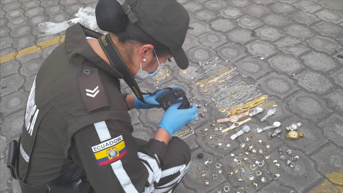 Anillos, cadenas, relojes y brazaletes se encontraron en la maleta con candado.