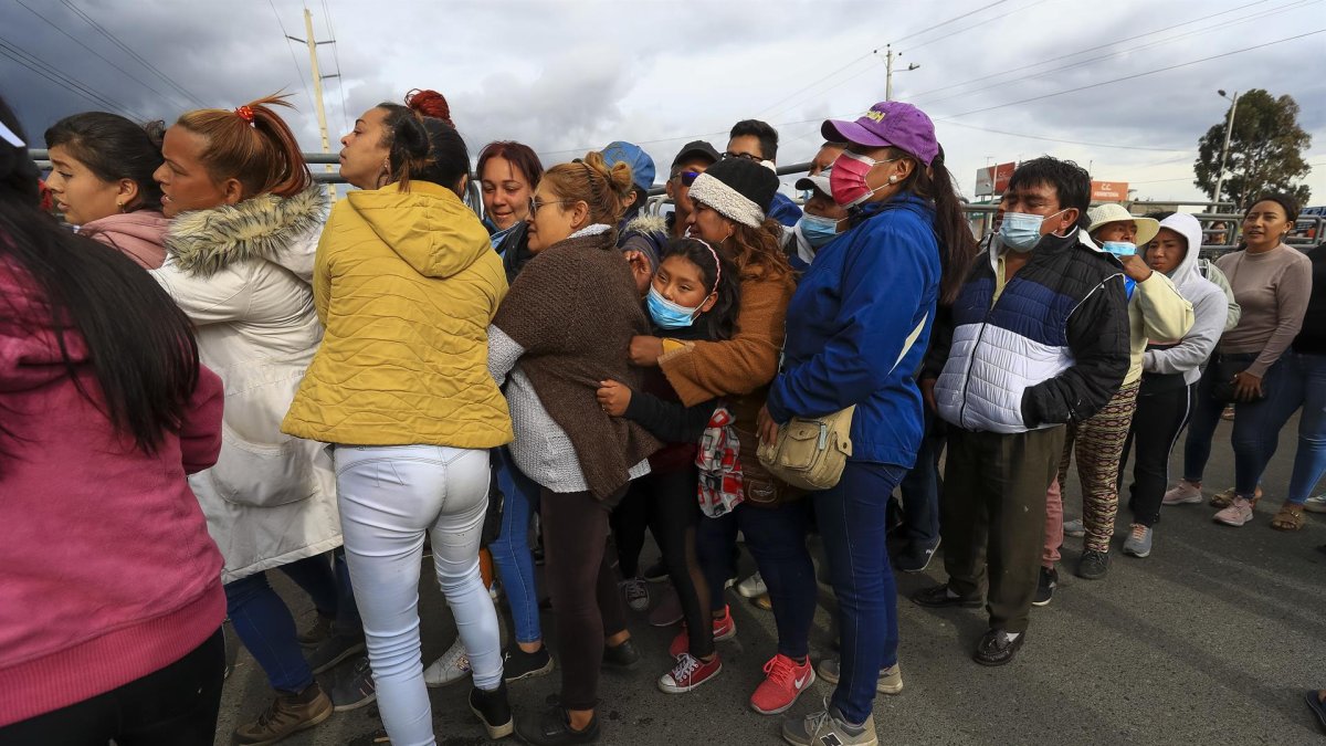 Familiares de reos esperaban hoy información en los exteriores del Centro de Rehabilitación Social Regional Sierra Centro Norte, en la ciudad de Latacunga (Ecuador).
