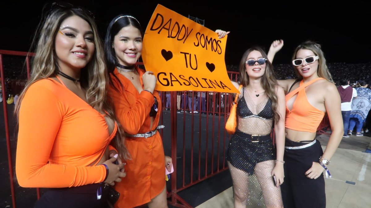 Fanáticas de Daddy Yankee fueron uniformadas y con cartel en mano.