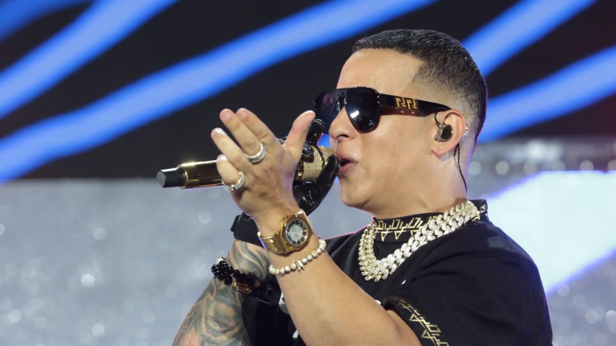 El cantante puso a sus fans a bailar y corear sus canciones.