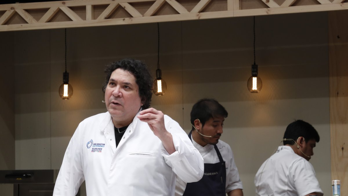 El chef peruano Gastón Acurio (c), durante su participación este miércoles en la tercera jornada del congreso San Sebastián Gastronomika.
