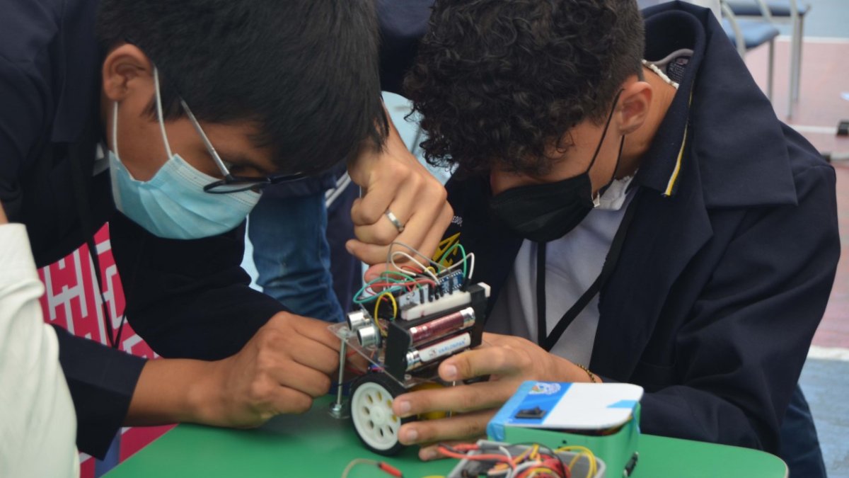 Los estudiantes se concentran para manejar sus robots.