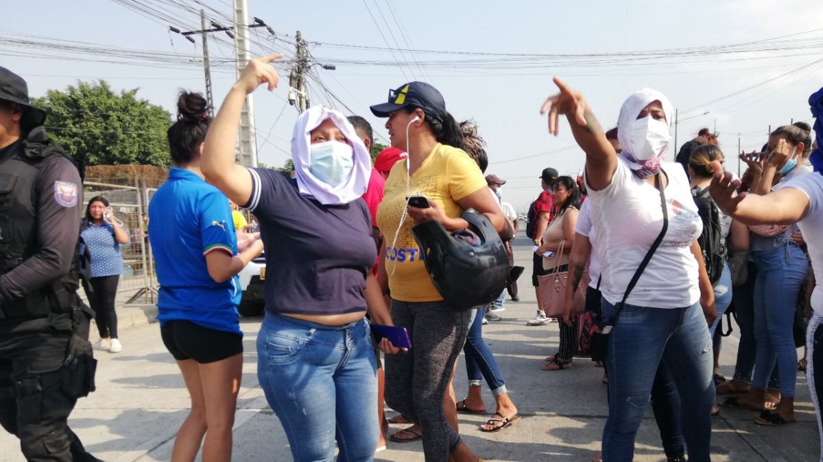 Varios familiares de reos intentaron cerrar la vía a Daule al exterior del centro penitenciario