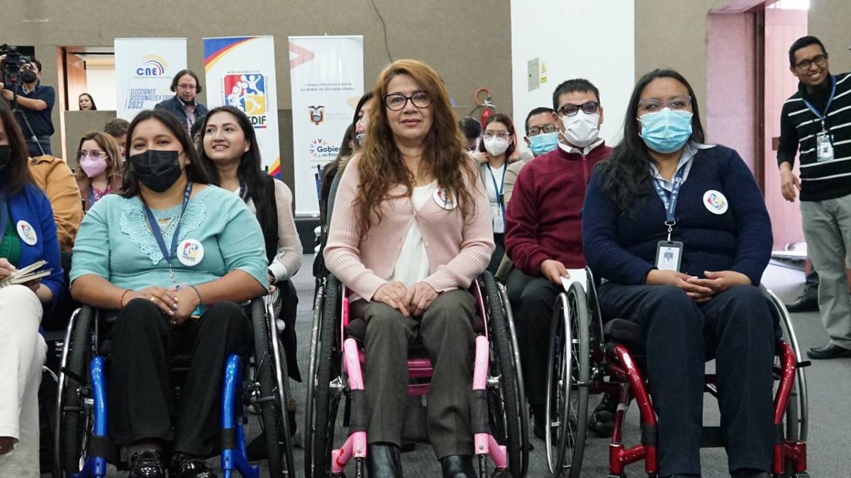 Asistencia. El programa busca garantizar el voto de las personas con discapacidad.