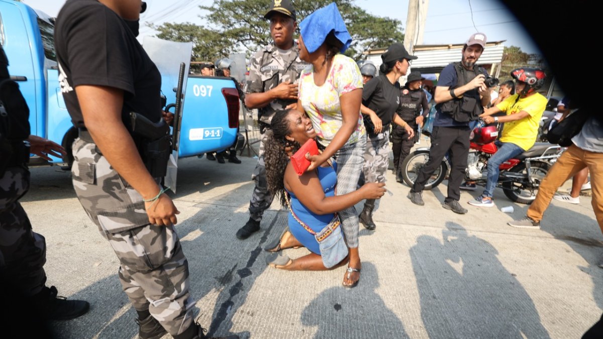Dolor. Los familiares de los privados de libertad pedían que se pare la violencia dentro de la Penitenciaría.