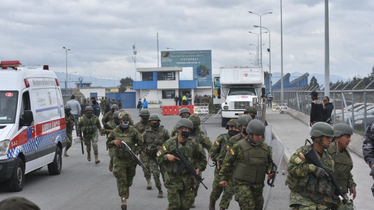 Cotopaxi. Un cordón militar hay en el exterior y adentro están los guías.