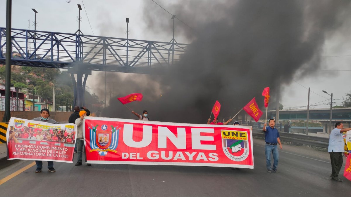 En Guayaquil, los docentes están concentrados en la vía Permiteral, en sentido norte-sur, a la altura de Pascuales.