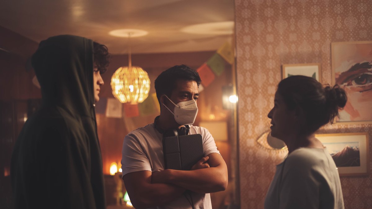 Fotografía sin fecha cortesía de Cinépolis Distribución donde se observa al director mexicano José Eduardo Cortés Moreno (c), durante un fragmento de la serie 