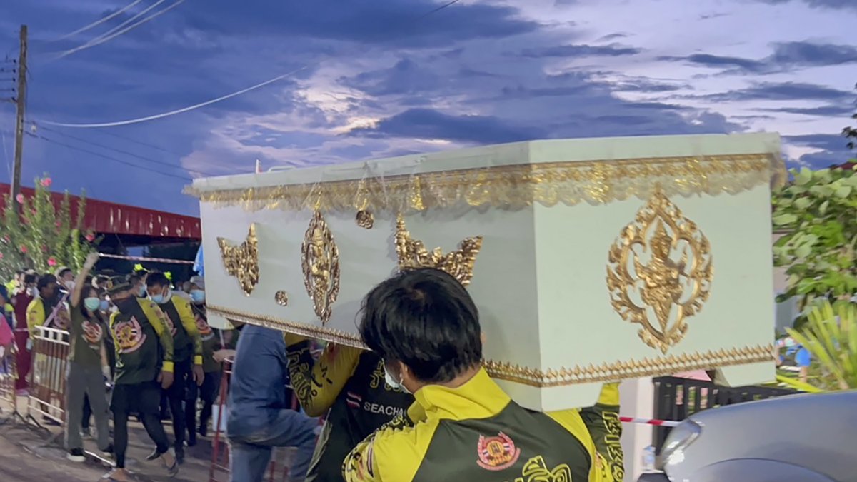 Rescatistas dela Fundación Ruamkatanyu cargan un cofre mortuorio de una de las víctimas del tiroteo en una guardería en Nong Bua Lamphu.