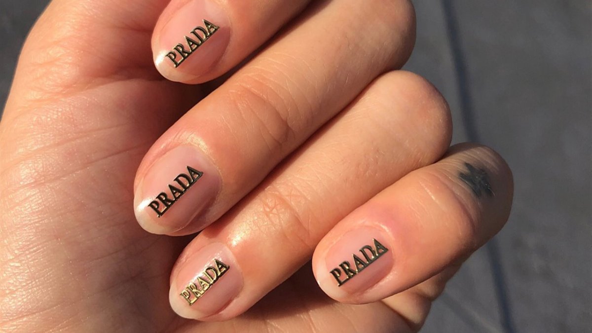 Nail art con Prada.