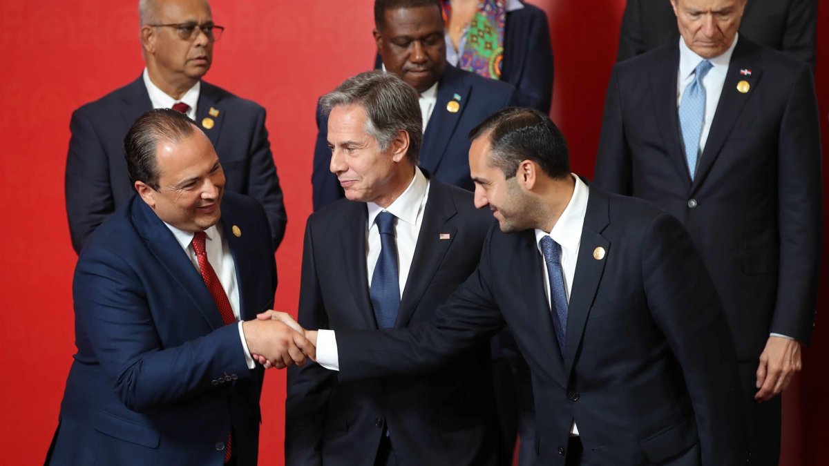 El secretario de Estado de Estados Unidos, Antony Blinken (c), el canciller de Ecuador, Juan Carlos Holguín (d), y el representante permanente ante la OEA de El Salvador, Augustín Vásquez Gómez, este 6 de octubre en Lima (Perú).