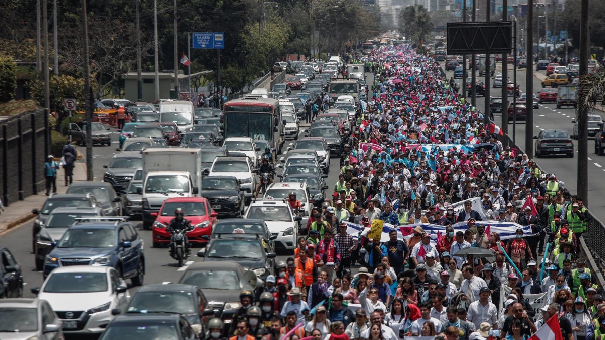 Manifestantes participan en una marcha convocada bajo el lema 
