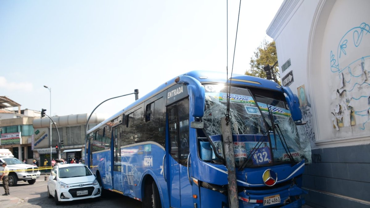 Implicados. Dos buses y un automóvil estarían involucrados en el accidente de tránsito. El carro pequeño habría sido alcanzado tras el choque de los dos buses.