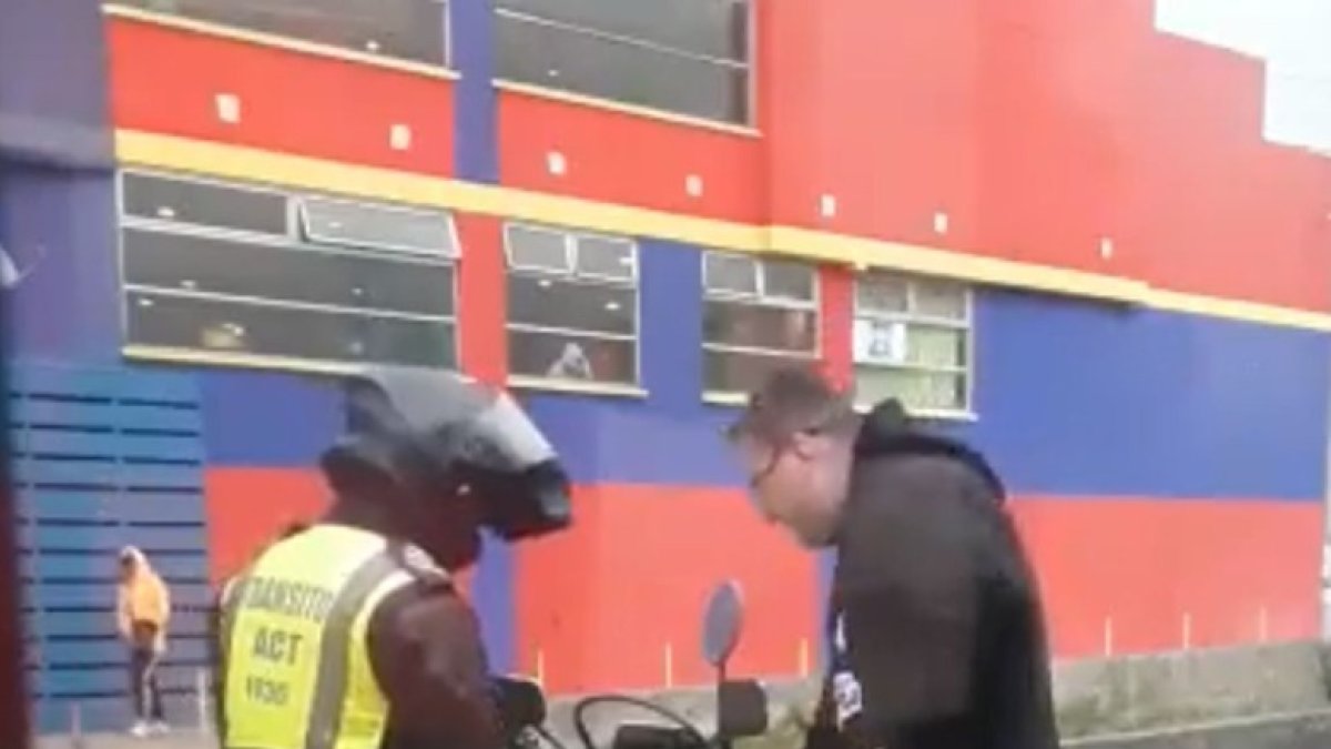 Sur. El agente habría recibido ‘algo’ a cambio de devolver la matrícula.