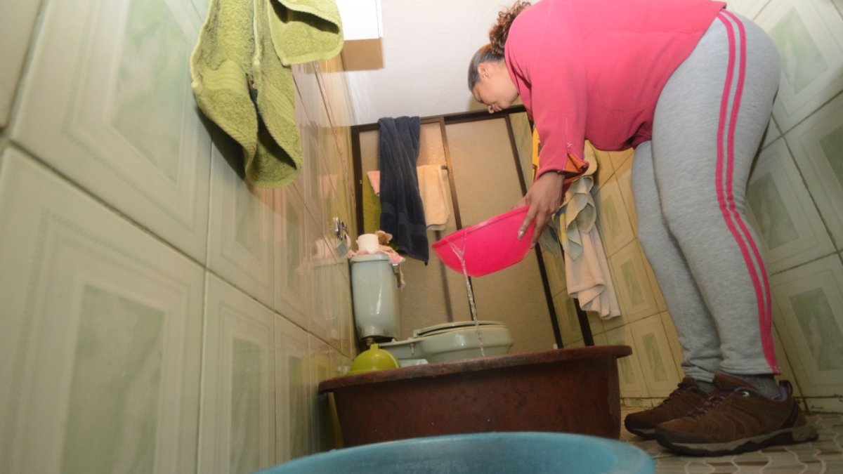 Balde. Los habitantes de esta parroquia todavía deben abastecerse del líquido vital a través de tanqueros enviados por la Epmaps