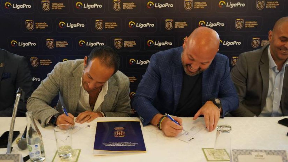 Francis Egas (i) y Miguel Ángel Loor en la firma por el nuevo acuerdo.