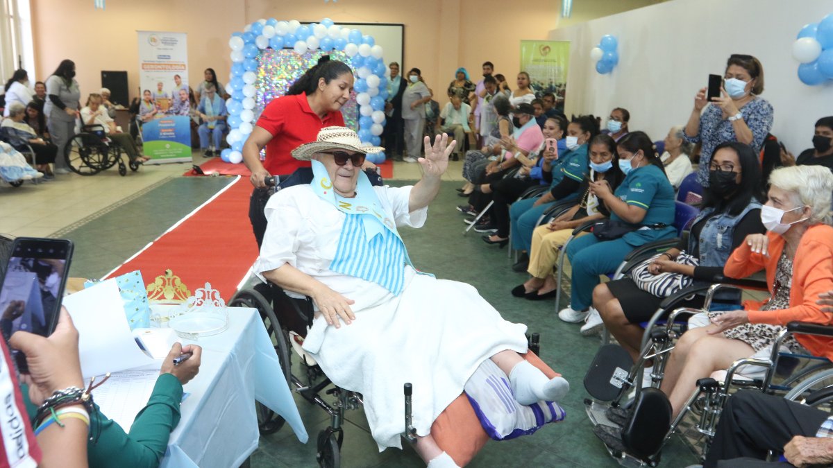 Guido Caputti, integrante del Hogar Villa Esperanza # 2, se pasea por la alfombra roja con la ayuda de su cuidadora, durante el Geronto Fashion.