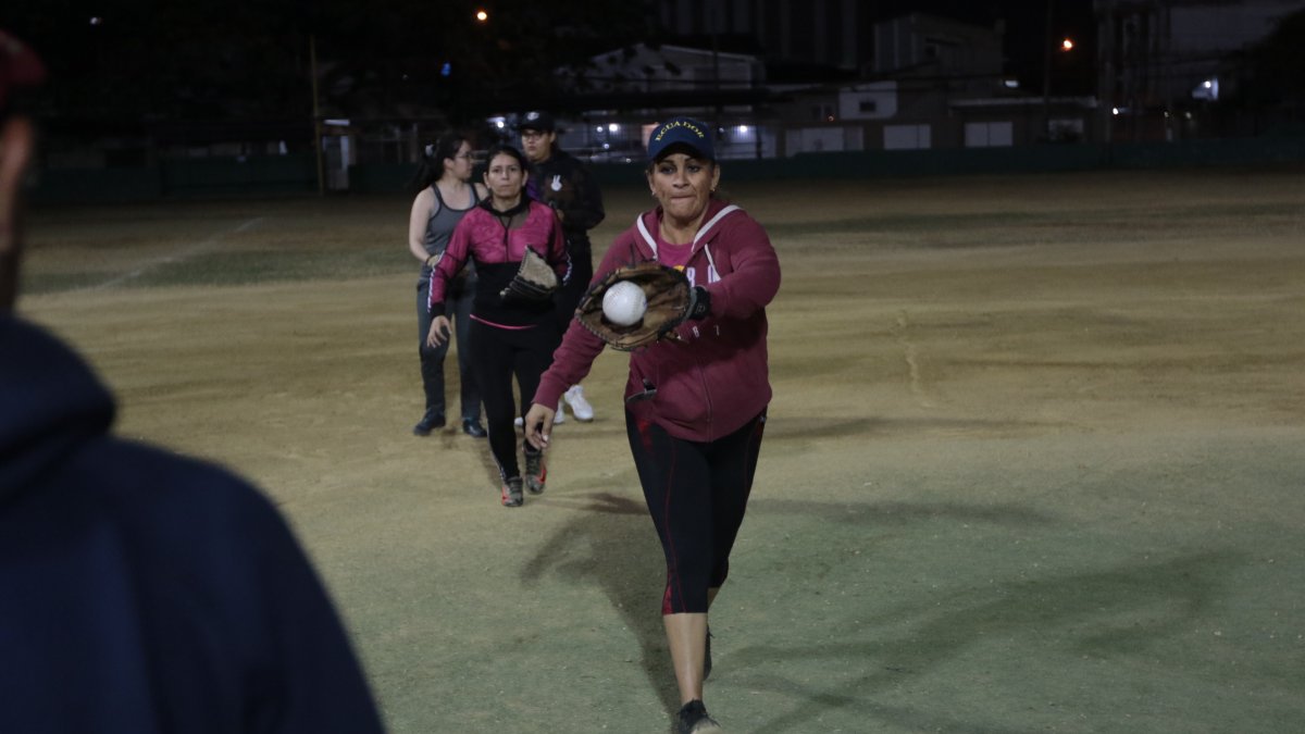 Margarita Rotter sigue la práctica del sóftbol a sus 52 años, es madre y abuela. Todos los días entrena en la Kennedy.