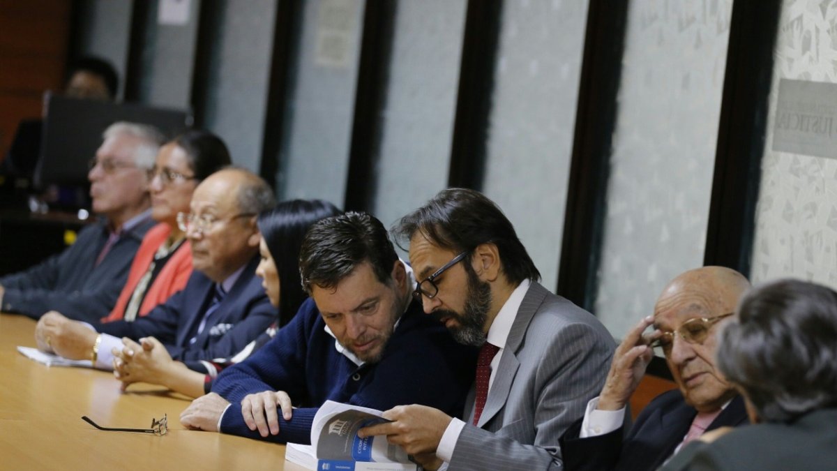 El exministro de Electricidad Alecksey Mosquera, acompañado por su entonces abogado Pablo Guerrero.