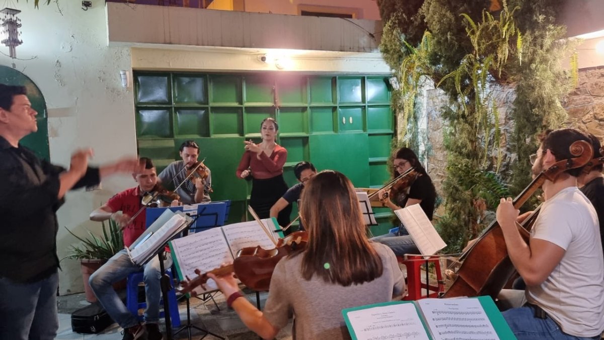 Ensayo. Los músicos junto a Scarlett Pazmiño, en uno de los ensayos previos a la presentación de este viernes 7 de octubre de 2022.