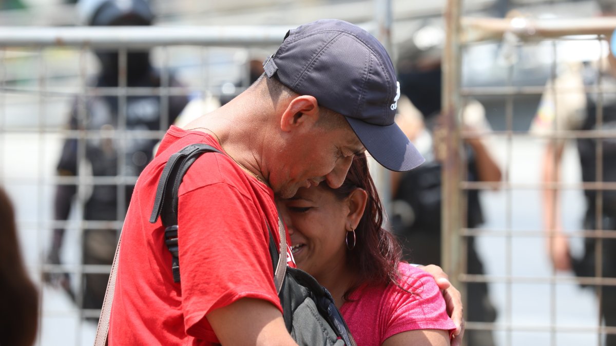 Familiares de los internos en los exteriores de este centro carcelario.
