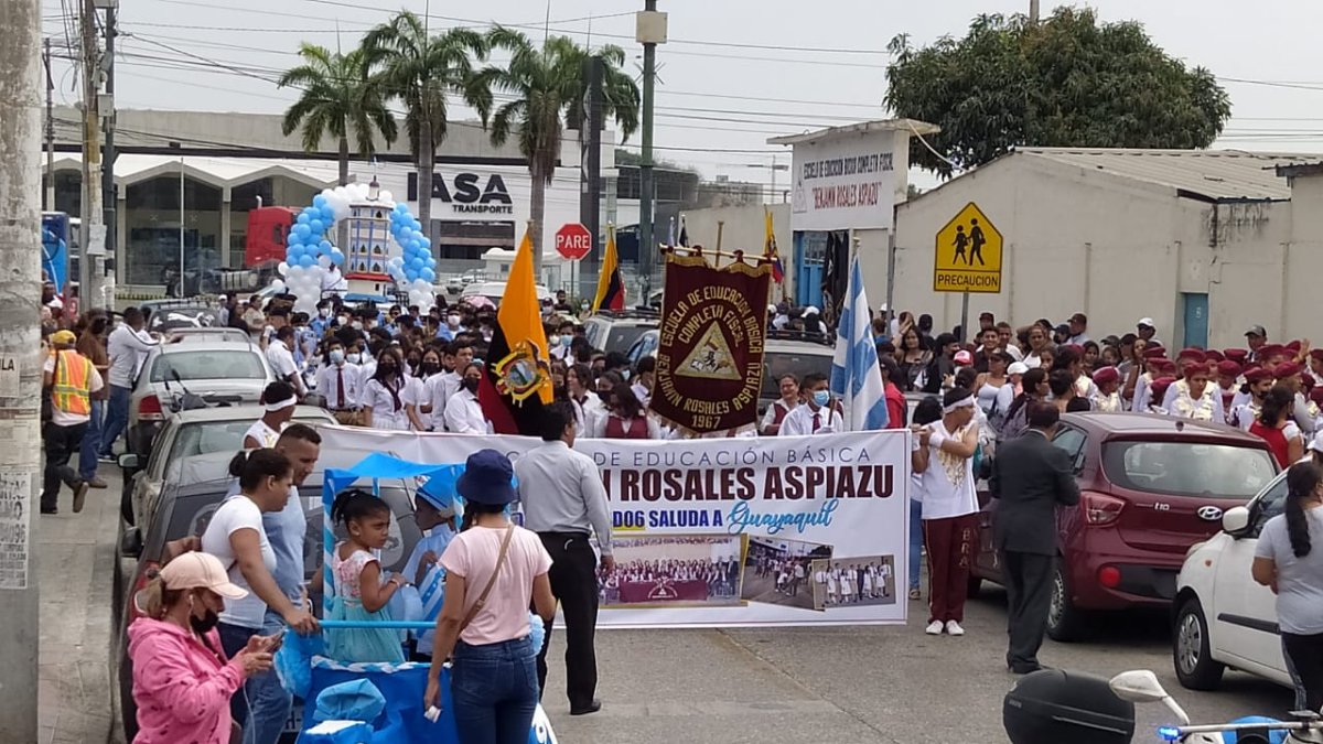 Moradores del sector celebran a Guayaquil con un desfile.