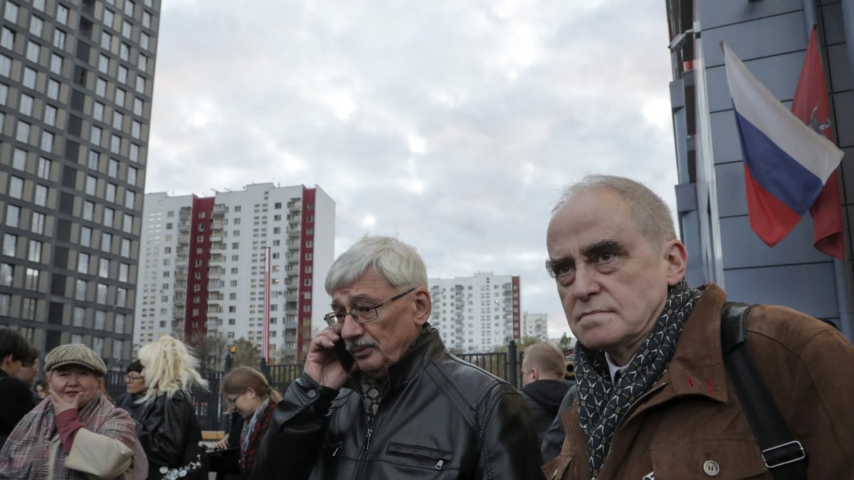 Oleg Orlov (C) y Yan Rachinsky (D), miembros de la Junta de la Sociedad Internacional de Derechos Humanos y Caridad Educativa Histórica 'Memorial' (Memorial Internacional), de Rusia.